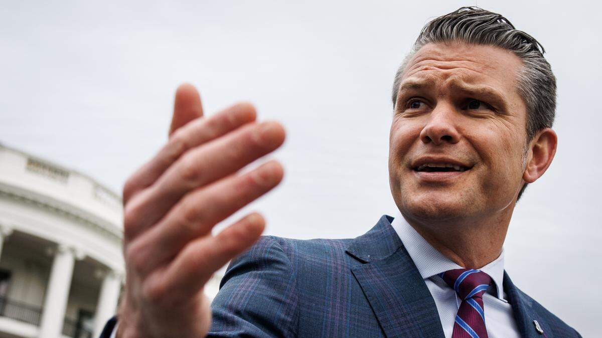 Pete Hegseth, el secretario de Defensa y jefe del Pentágono, compartió datos militares en otro chat de Signal que incluía a su esposa, hermano y un abogado, de acuerdo a un reportaje del New York Times el domingo, 20 de abril de 2025. En la foto, Hegseth habla con reporteros durante la celebración de la Pascua en la Casa Blanca, Washington, DC, el lunes 21 de enero de 2025.