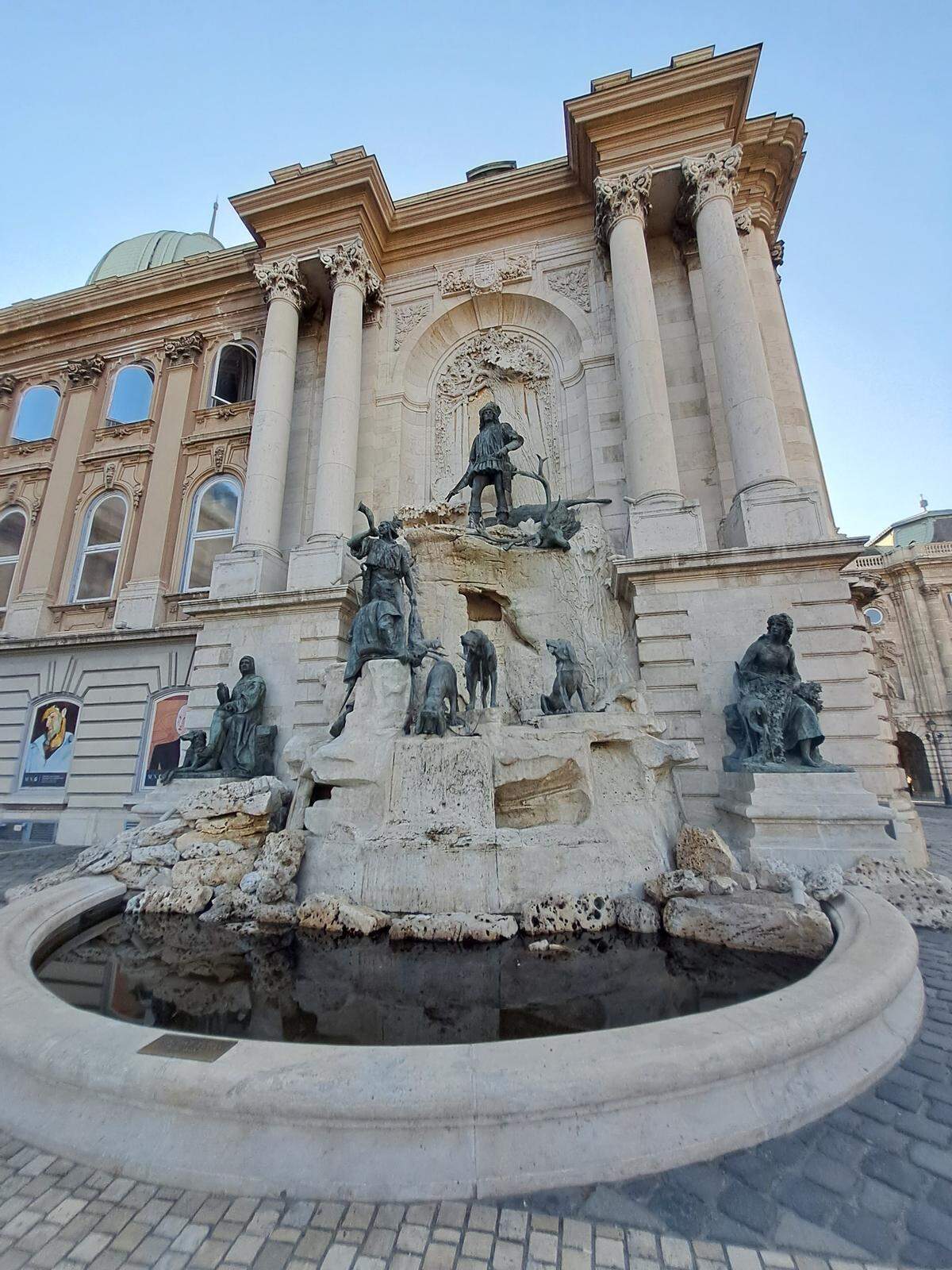 Fuente de Matías (Mátyás kútja), ubicada en el Castillo de Buda en Budapest.