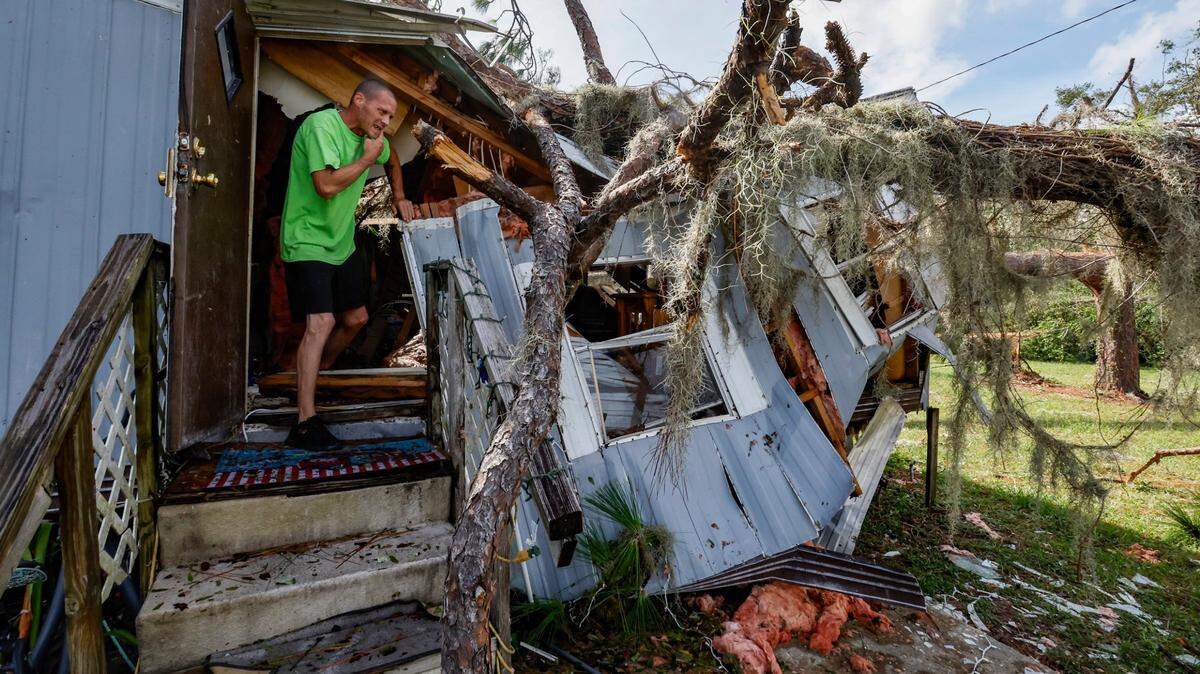 Jeremy Harris, de 51 años, inspecciona la casa móvil en la que él y su madre, Candace Dayton, de 66 años, dormían cuando un pino se estrelló contra su cocina a las 9 a.m. durante el huracán Idalia en Perry Cove Mobile Home and RV Park en Perry, Florida, el miércoles. , 30 de agosto de 2023.