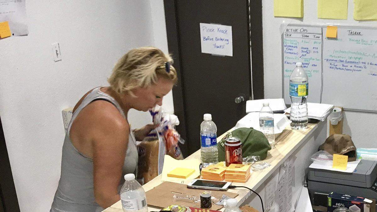 La instructora de baile Charlee Rule, a la izquierda, organiza las donaciones de Harvey el lunes, 4 de septiembre de 2017, en su estudio iRule Dance, que alberga a unos 50 voluntarios en Beaumont, Texas. 