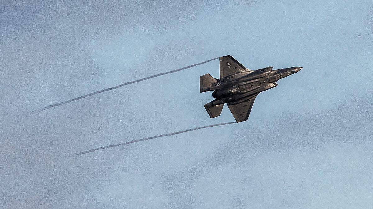 Un avión de combate F-35 despega de la RAF Lakenheath el 7 de enero de 2026 en Mildenhall, Inglaterra.