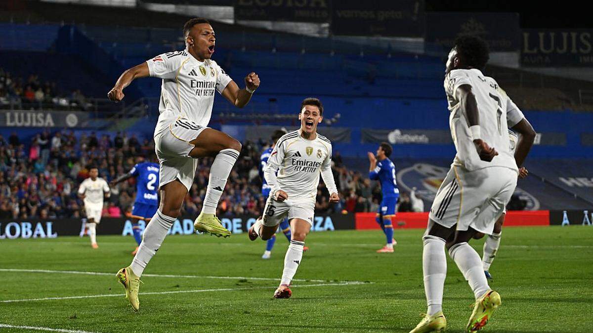 El delantero del Real Madrid Kylian Mbappé (izq.) celebra tras anotar el gol del triunfo de su equipo ante el Getafe, en el partido efectuado el 19 de octubre de 2025 en Getafe, España. 