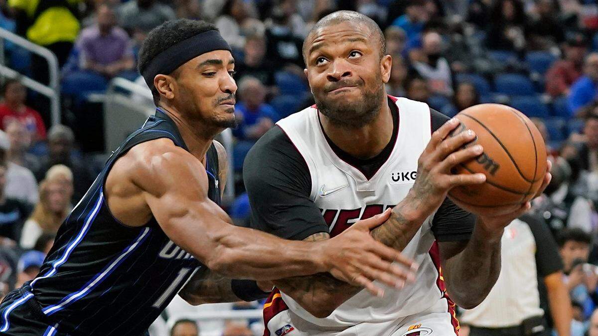 Foto de archivo.  P.J. Tucker (der.) es la nueva víctima de las lesiones en el Heat de Miami.
