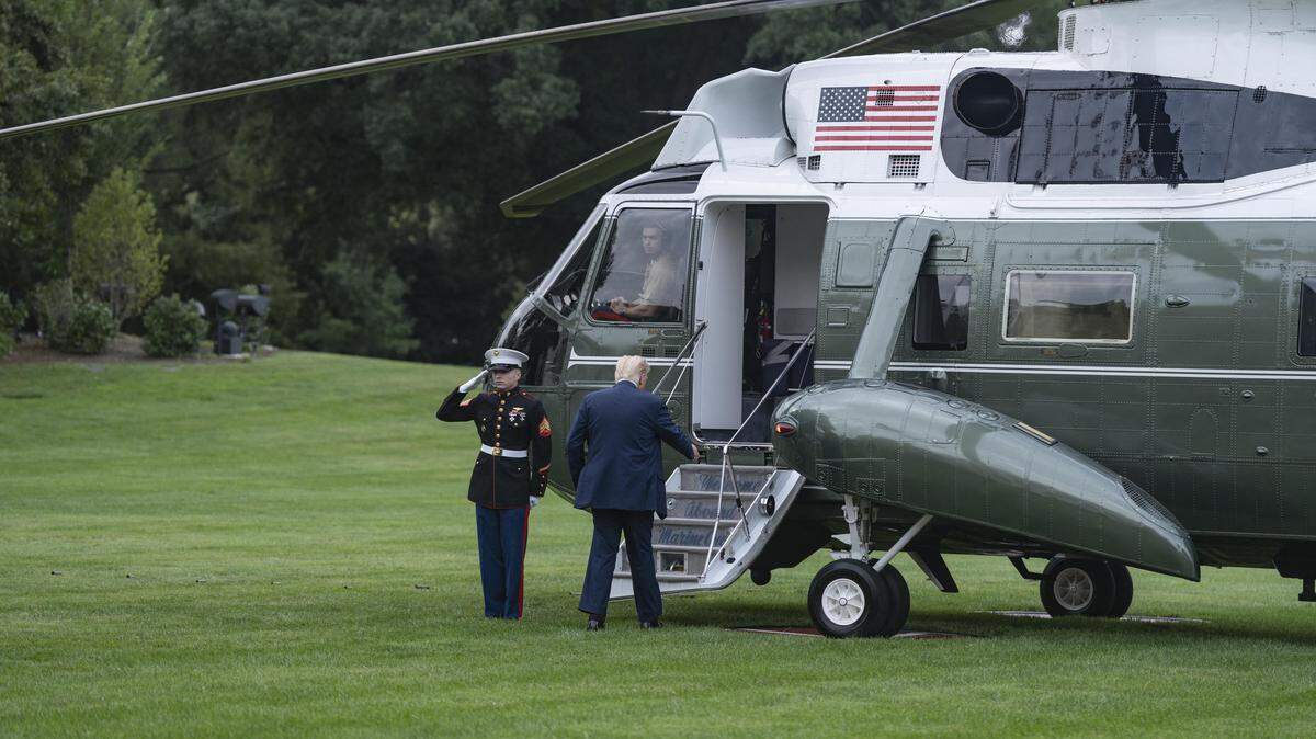 El presidente Donald J. Trump sale de la Casa Blanca y se dirige a Glendale, Arizona, para asistir a un servicio conmemorativo por Charlie Kirk. Se detiene a hablar con la prensa en Washington D.C., el 21 de septiembre de 2025.