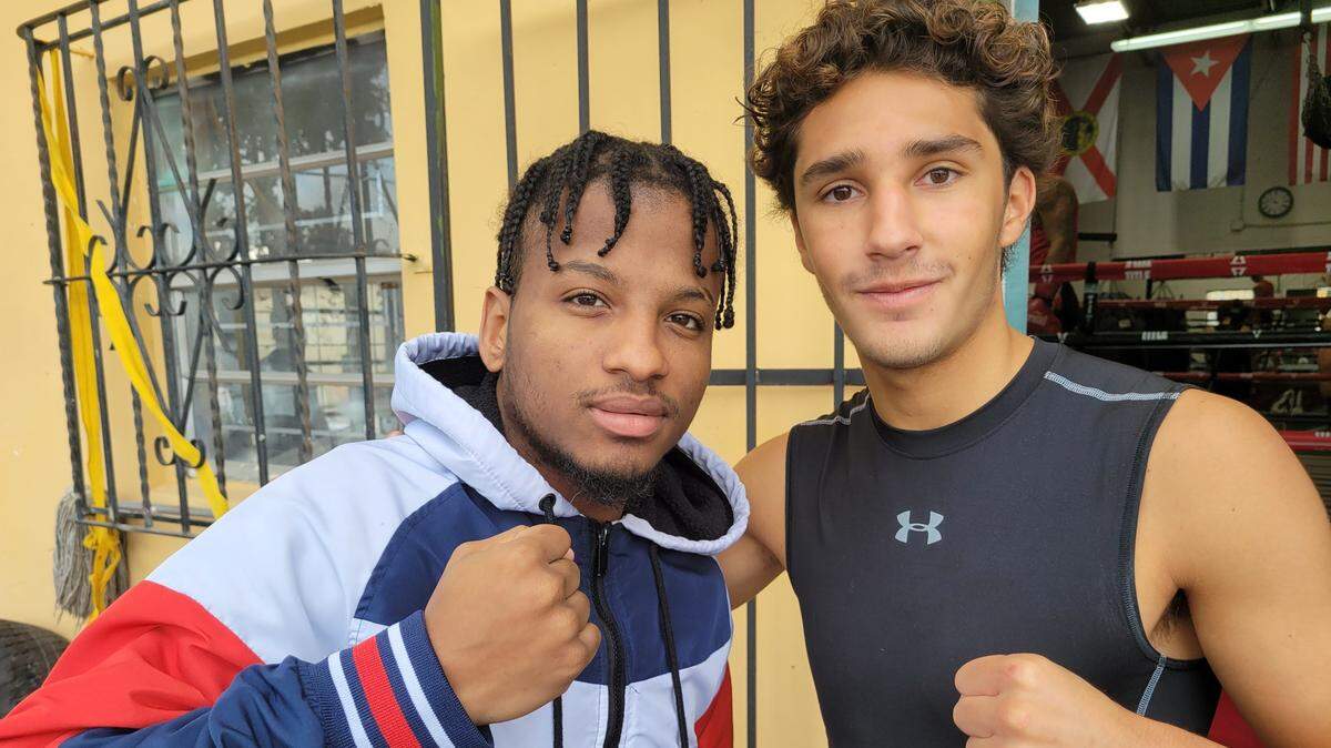Gustavo Rivera Ríos junto al cubano Joahnys Argilagos en el gimnasio de Pedro Roque.