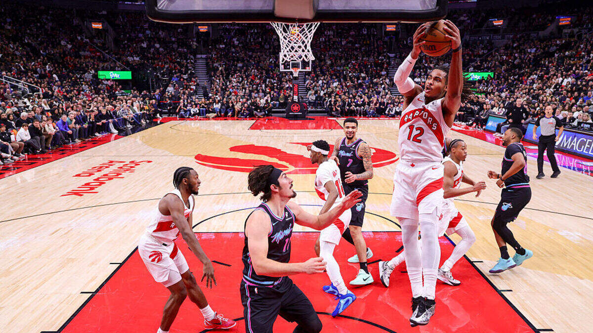 El jugador de los Raptors Collin Murray-Boyles entra al aro en el partido ante el Heat de Miami, celebrado el 7 de abril de 2026 en Toronto.