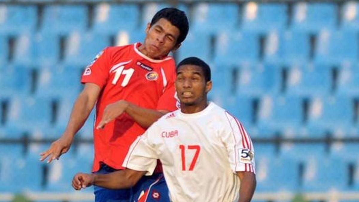 Dairon Blanco (#17), con la selección de Cuba Sub-20, disputa un balón ante Costa Rica en el Premundial 2011 en Guatemala.