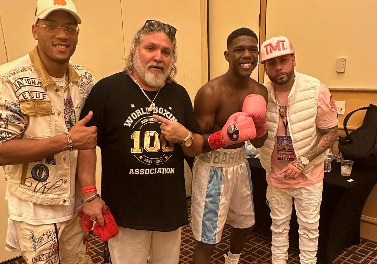 Varios animadores de la velada de boxeo en el Miccosukee. De izq. a der. el campeón mundial David Morrell Jr., el entrenador Osmiri Fernández, el boxeador Adlay Rodríguez y el hombre del boxeo Orlando García.