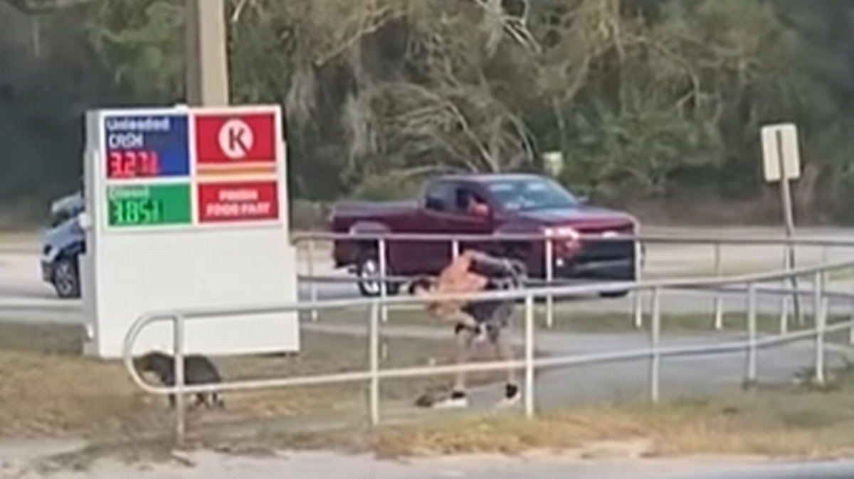 Grupo detiene a hombre acusado de golpear a su perro afuera de una gasolinera.