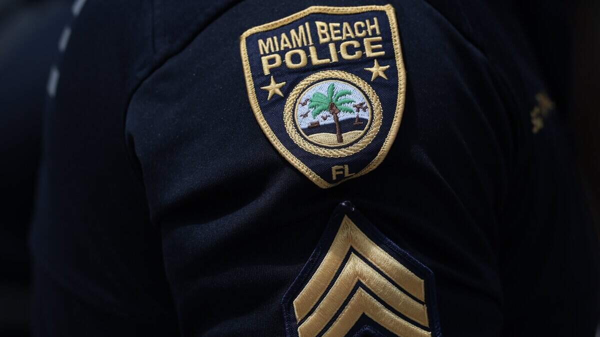 Se observa la insignia de la Policía de Miami Beach en la sede del Departamento de Policía de Miami Beach, el 8 de abril de 2026 en Miami Beach, Florida.