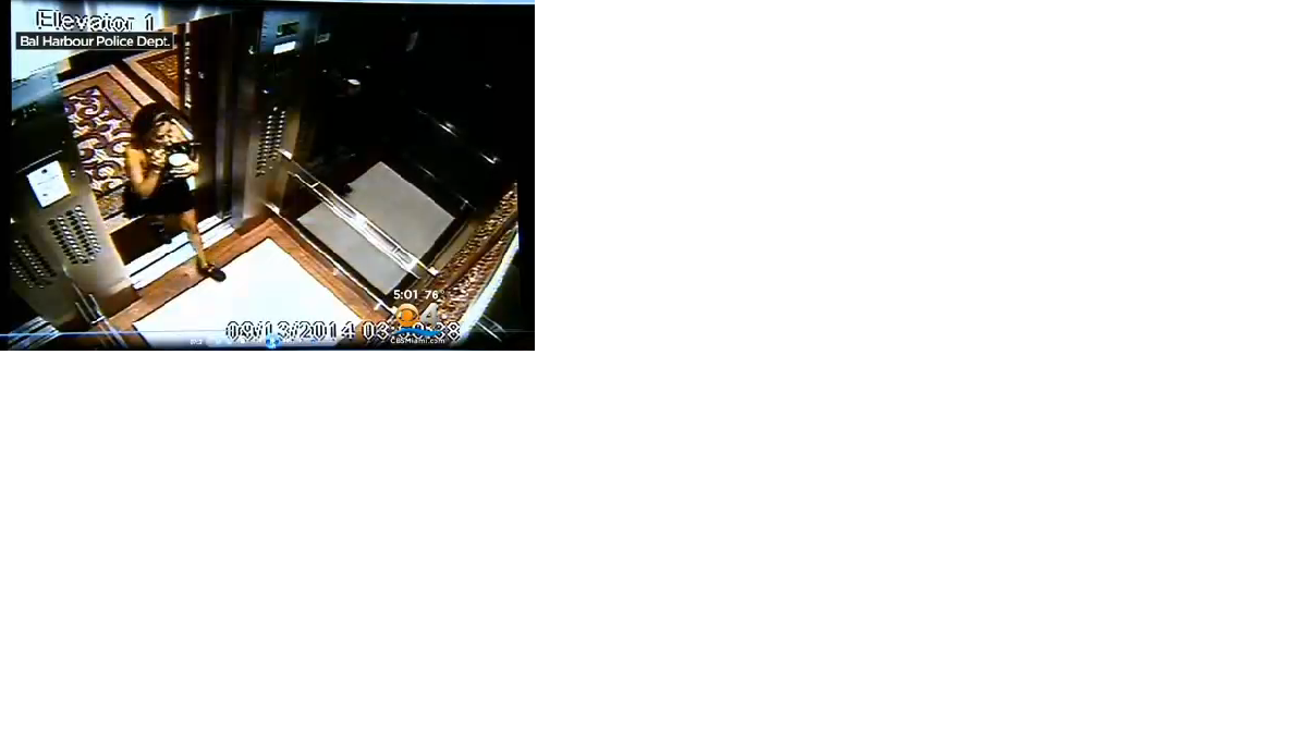 La mujer fue identificada en febrero luego de que los detectives de la policía de Bal Harbour analizaran videos de vigilancia del edificio donde reside la víctima. Uno de los videos muestra a Martínez-Davis entrar al ascensor con los zapatos del hombre.