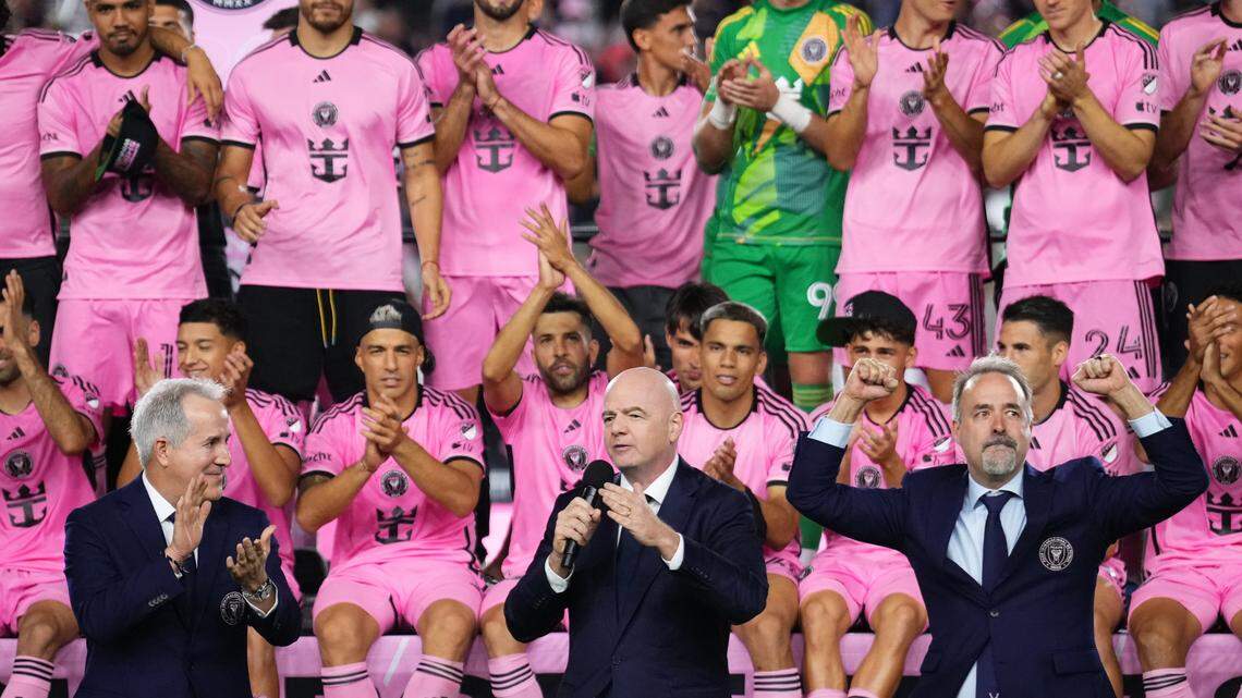 El presidente de la FIFA Gianni Infantino anuncia que el Inter Miami jugará en el Mundial de Clubes 2025 en presencia de los jugadores y los copropietarios del equipo Jorge Mas (izq.) y José Mas, el 19 de octubre de 2024.