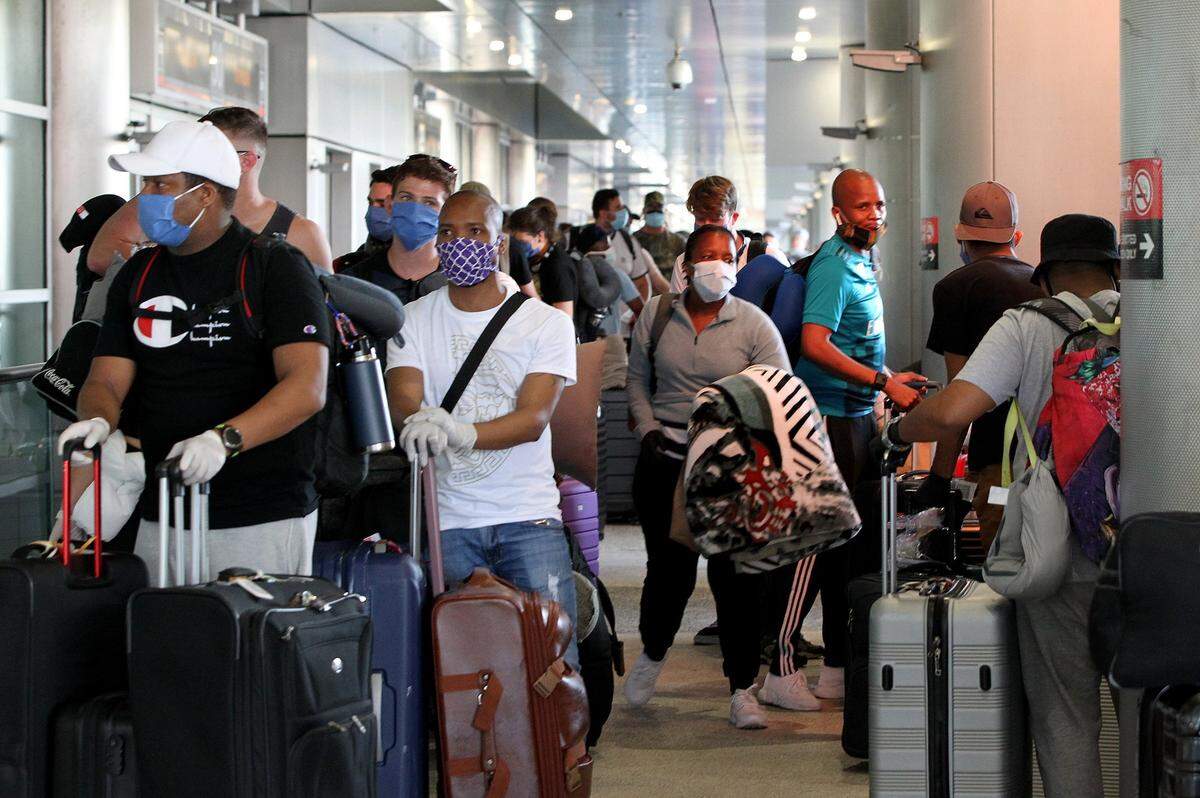 Un grupo de sudafricanos llega al Aeropuerto de Miami para tomar un vuelo charter de South African Airways (SAA), para repatriar trabajadores, el 14 de abril.