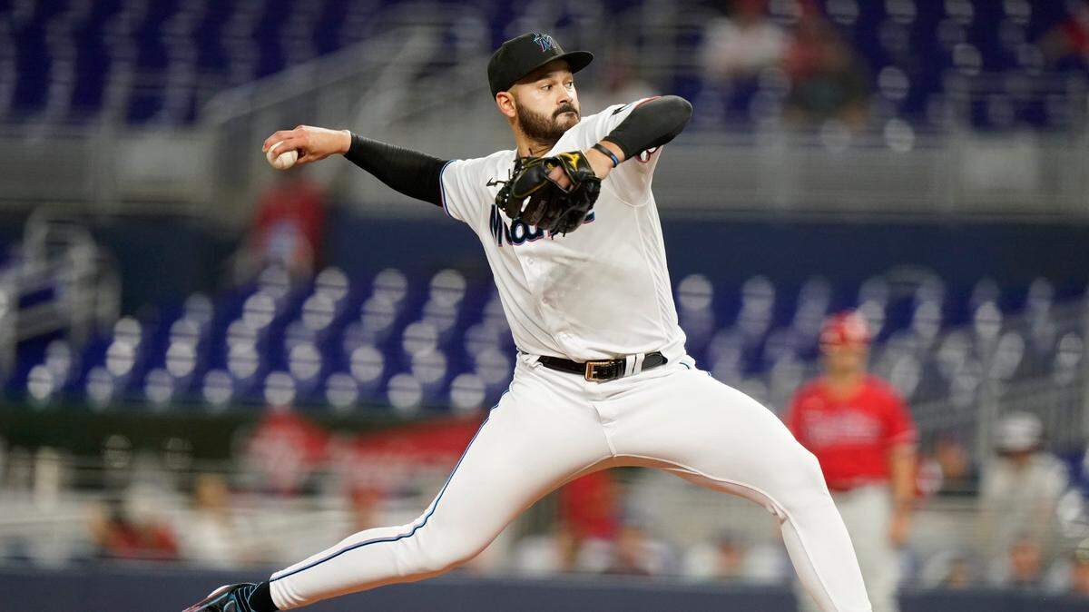 El abridor de los Marlins Pablo López lanza en el primer inning del partido ante los Filis de Filadelfia, celebrado el 15 de septiembre de 2022 en Miami.