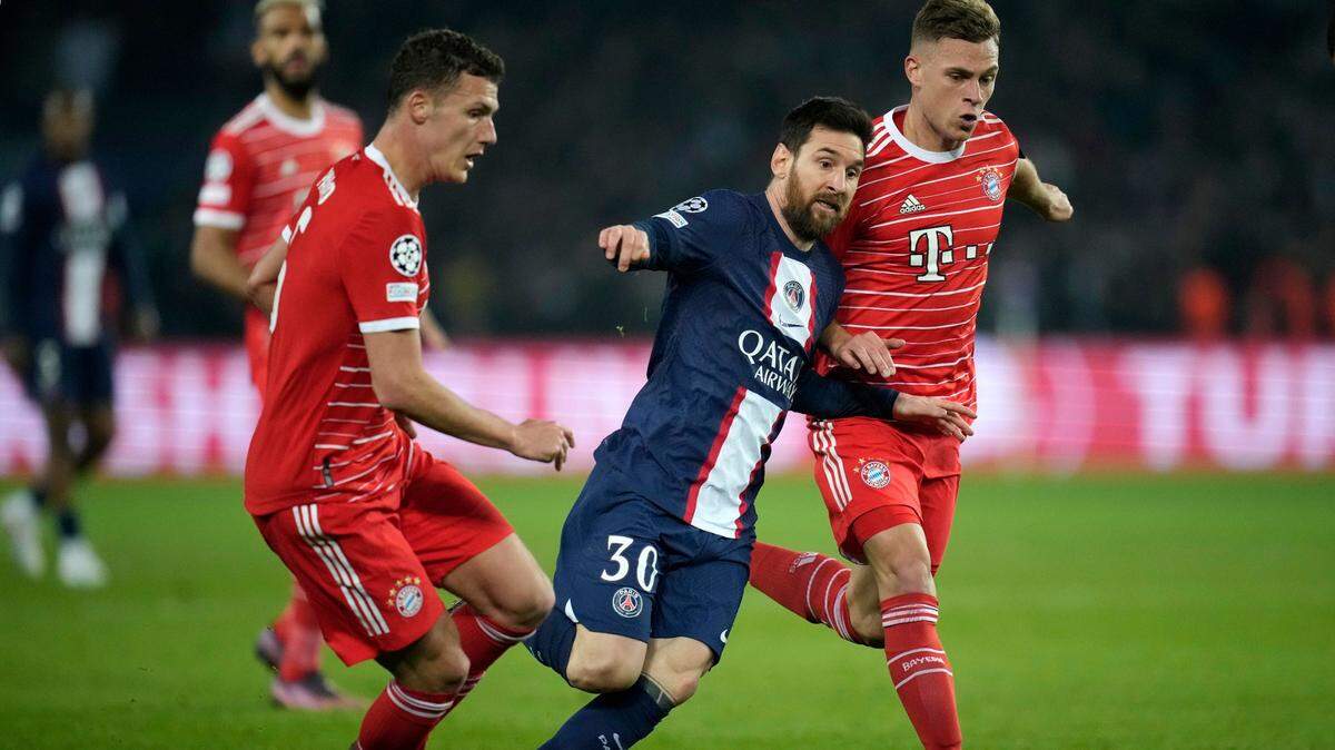 El delantero del PSG Lionel Messi (centro) trata de pasar ante la defensa de Joshua Kimmich (der.) y Benjamin Pavard, del Bayern Munich, en el partido de la Liga de Campeones celebrado el 14 de febrero de 2023 en París.