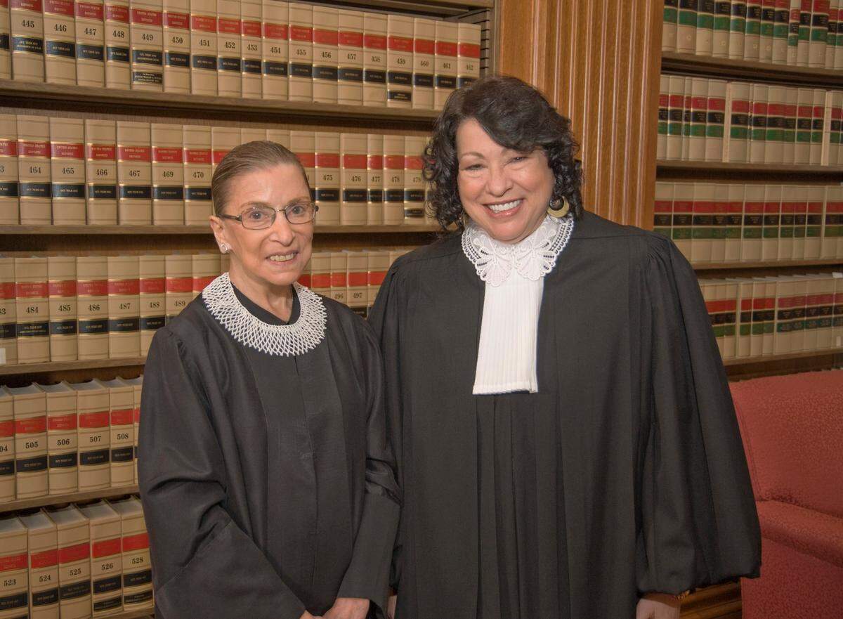 Las magistradas de la Corte Suprema de Estados Unidos, Ruth Bader Ginsburg (izq.) y Sonia Sotomayor, en el 2009.