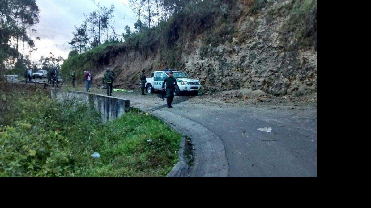 Esta imagen muestra el lugar donde dos policías colombianos murieron el viernes 12 de junio en un ataque de los guerrilleros de la FARC. El informe forense revelado el sábado dijo que los oficiales fueron rematados con tiros de gracia por los guerrilleros. 