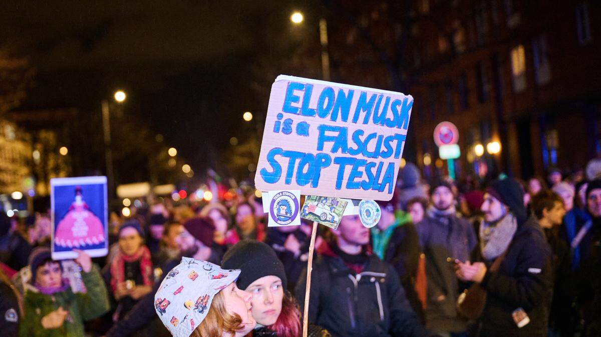 Una mujer sostiene una pancarta que dice en inglés, “Elon Musk es un fascista. Paren a Tesla”, durante una protesta en contra de la extrema derecha en Berlín, Alemania, el 27 de enero de 2025.