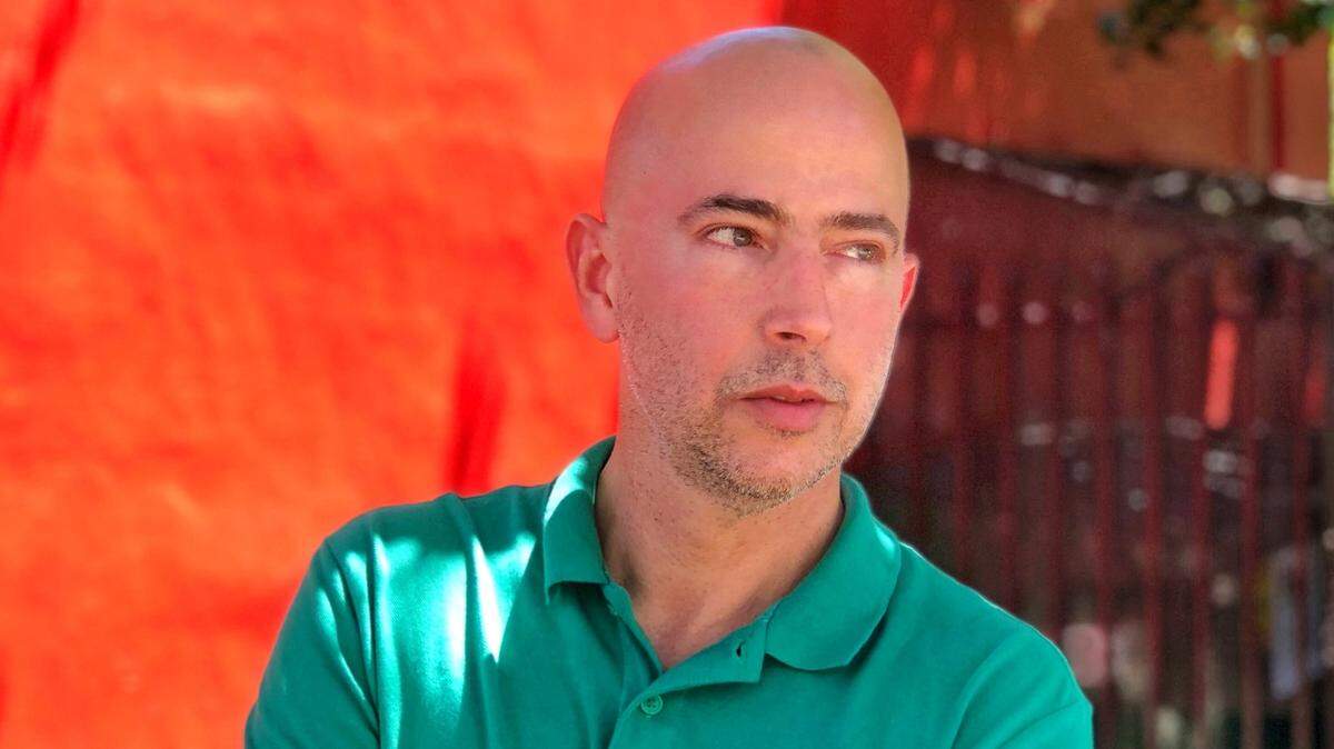 Carlos Pintado publicó recientemente dos obras: ‘Music for Bamboo Strings’/ ‘Música para cuerdas de bambú’ (Sundial House), libro bilingüe traducido por Lawrence Schimel, y ‘El Árbol Rojo’ (Ediciones Furtivas).