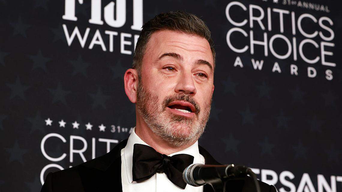 Jimmy Kimmel, ganador del premio al Mejor Programa de Entrevistas por “Jimmy Kimmel Live!”, posa en la sala de prensa durante la 31.ª edición anual de los Critics Choice Awards en el Barker Hangar, el 4 de enero de 2026, en Santa Mónica, California.