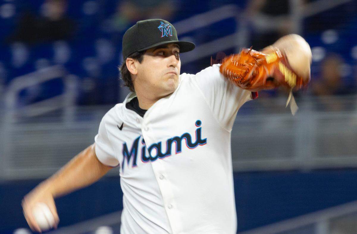 El abridor de los Marlins Cal Quantrill lanza en el primer inning del partido ante los Rockies de Colorado, celebrado el 4 de junio de 2025 en Miami.