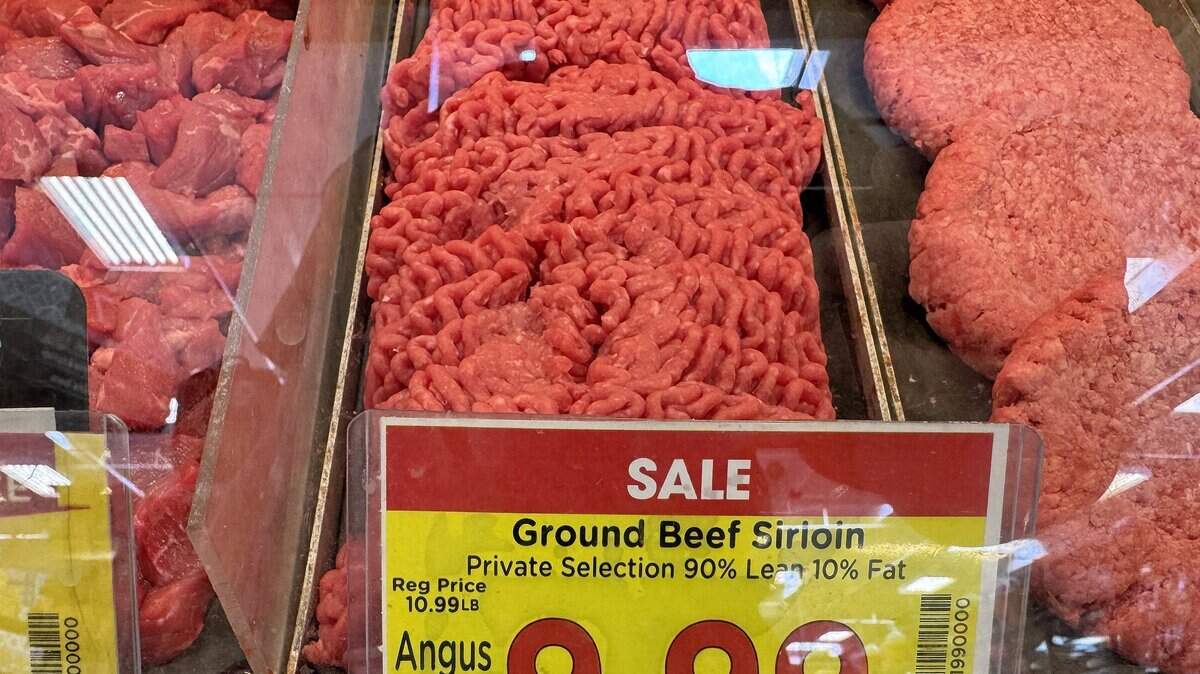 Carne molida a la venta por casi 10 dólares la libra se exhibe en una tienda de comestibles el 6 de abril de 2026 en Los Ángeles, California.