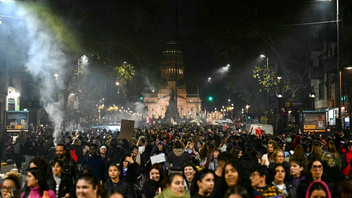 Mujeres participan en una marcha de “Ni Una Menos” en Buenos Aires el 3 de junio de 2026. 
