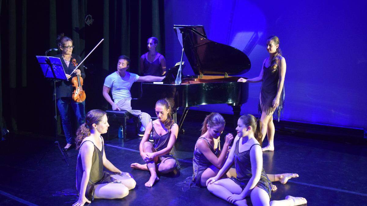 Momentum Dance Company en “Gold Falling Through Water” (2017) de Delma Iles, con los artistas invitados Anne Clicheportiche (violín) y Alan Ngim (piano). “Nigm ha colaborado con Momentum durante muchos años”. Bailarines: Ashley Hammond, Martina Tarducci, Katie Brennan, Lili Granie, Barbie Freeman, Melanie Perez.