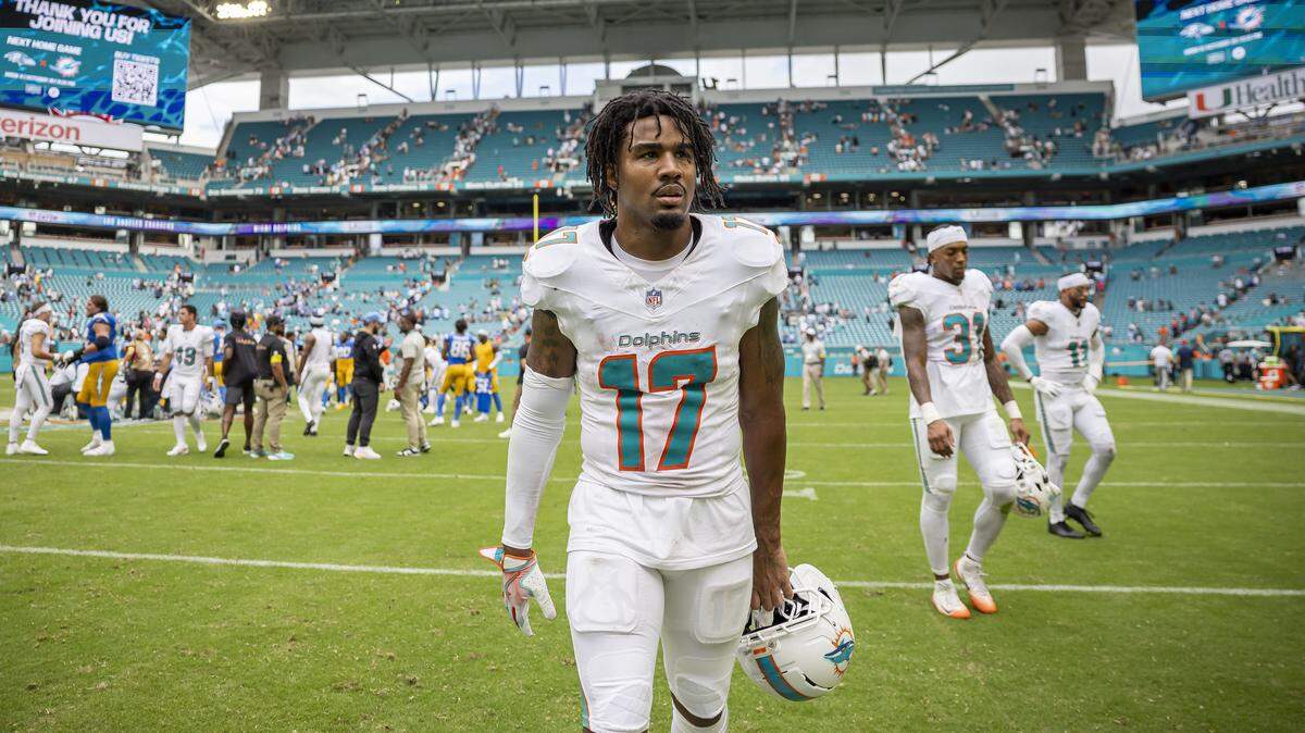 Los Dolphins de Miami cambiaron al estelar wide receiver Jaylen Waddle a los Broncos de Denver por tres selecciones del draft, incluida una de primera ronda.