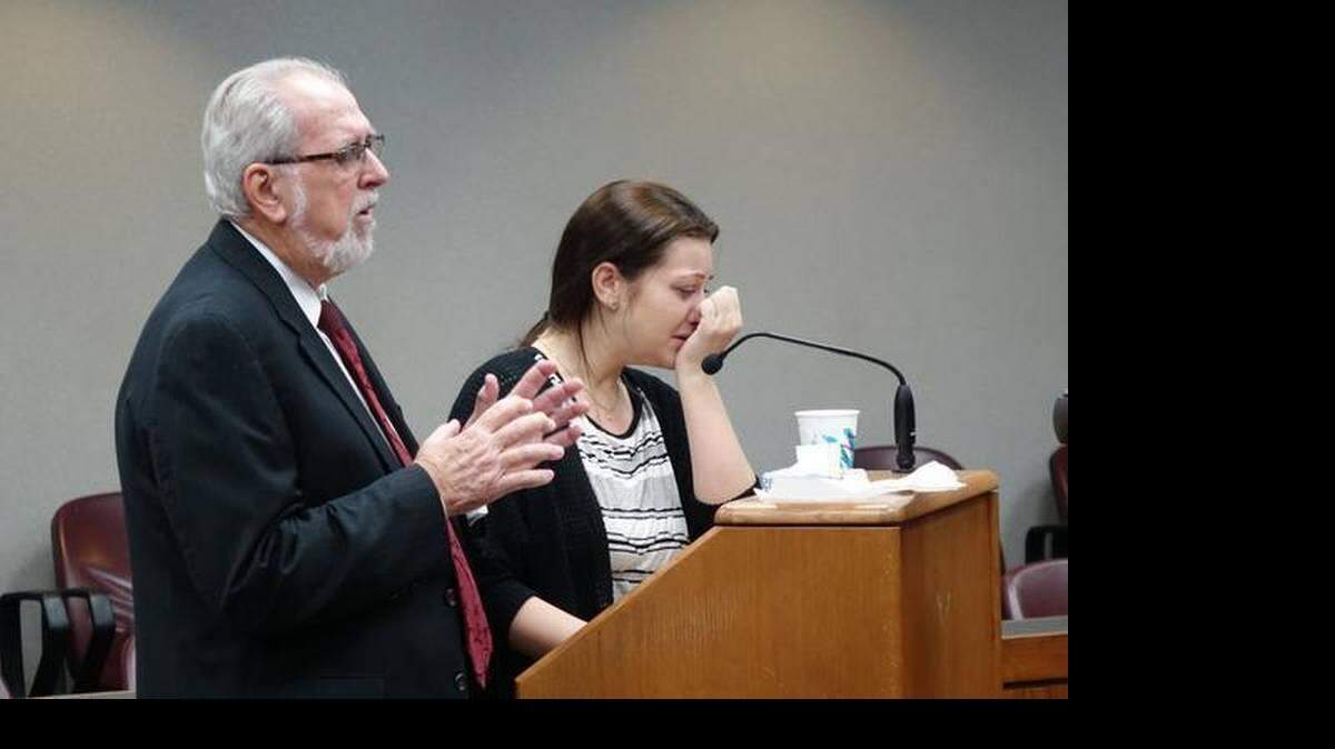 Lindsay Armada junto a su abogado Edward O’Donnell. MIAMI HERALD/ DAVID OVALLE