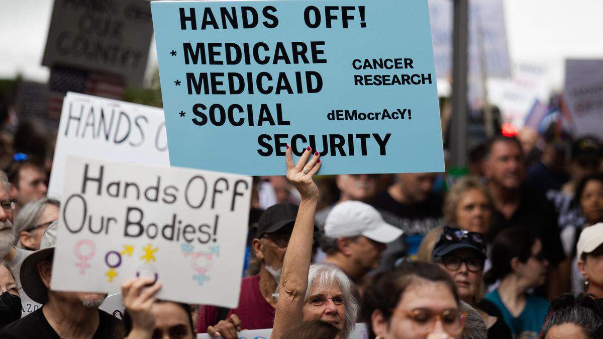 Una manifestante sostiene una pancarta que dice “No se metan con Medicare, Medicaid, Seguro Social”, durante una protesta en contra de propuestas para recortar estos programa federales, el 5 de abril de 2025, en Houston, Texas.