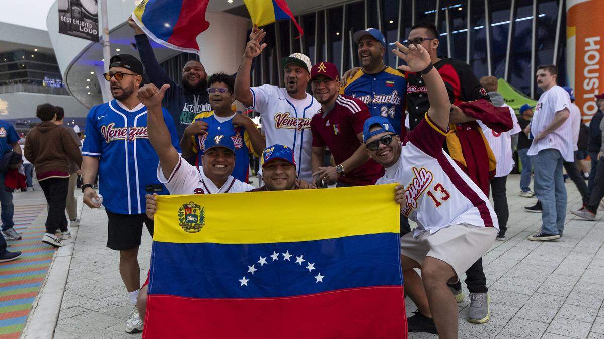 Un grupo de fanáticos venezolanos comparten una foto antes del partido de su equipo ante Estados Unidos en la final del Clásico Mundial de Béisbol, celebrado el 17 de marzo de 2026 en el loanDepot Park en  Miami.