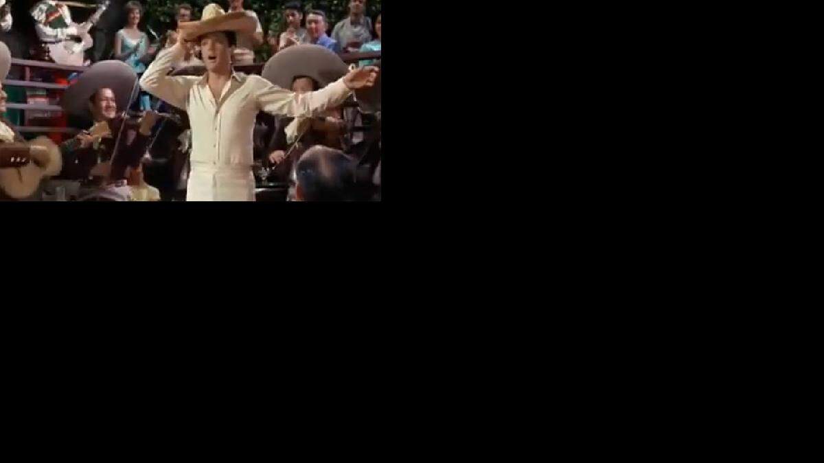 Imagen tomada de video  de Elvis Presley cantando en español.