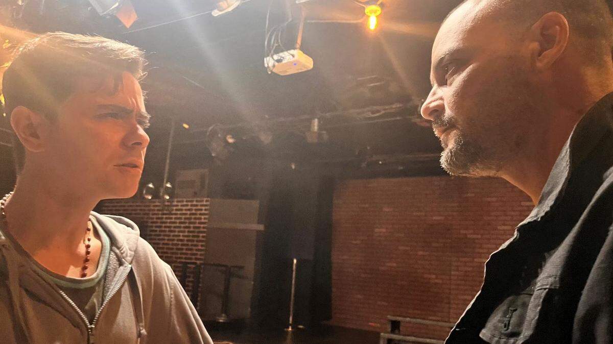 Ariel Texidó (dcha) en el papel del escritor, y Daniel Romero como el asesino, en la obra de Sergio Blanco “Tebas Land”, que Arca Images presenta del 16 al 19 de marzo en el Black Box Theater del Miami Dade County Auditorium bajo la dirección de Carlos Celdrán. 