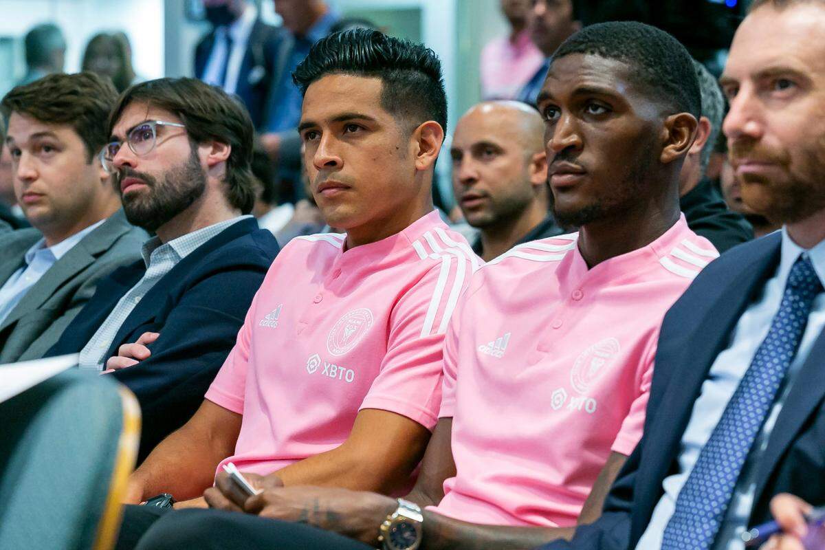 Los jugadores del Inter Miami Víctor Ulloa (izq.) y Damion Lowe participan en la reunión donde se aprobó el contrato de arrendamiento de Miami Freedom Park, el 28 de abril de 2022.