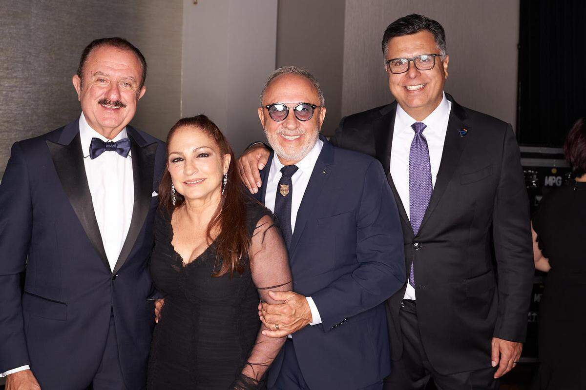 Gloria y Emilio Estefan con Solomon “Sol” Trujillo y Gary Acosta, fundadores de L’ATTITUDE, un encuentro empresarial para divulgar el rol de los hispanos en la economía de Estados Unidos.
