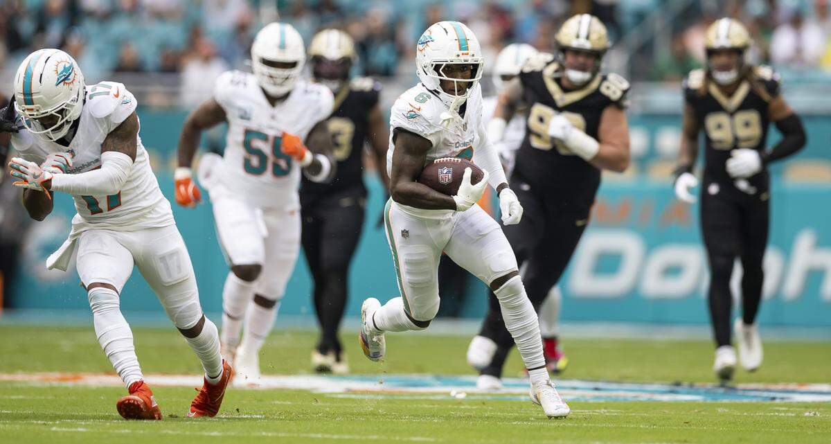 El wide receiver de los Dolphins Malik Washington (6) corre con el ovoide en la primera mitad del partido ante los Saints de Nueva Orleans, celebrado el 30 de noviembre de 2025 en el Hard Rock Stadium en Miami Gardens, Florida. 