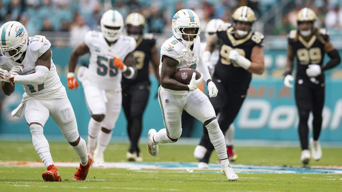 El wide receiver de los Dolphins Malik Washington (6) corre con el ovoide en la primera mitad del partido ante los Saints de New Orleans, celebrado el 30 de noviembre de 2025 en el Hard Rock Stadium en Miami Gardens, Florida. 