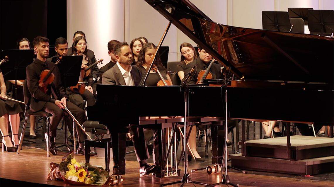 Jorge Mejía al piano.