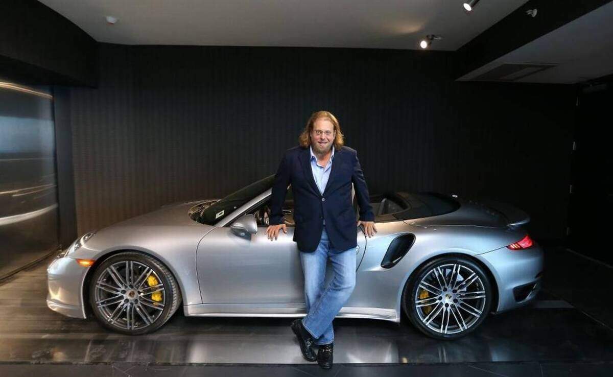 La compañía constructora de Gil Dezer edificó la Porsche Design Tower en Sunny Isles Beach, donde las unidades se venden por millones de dólares a los ricos de otras partes de EEUU y el mundo.