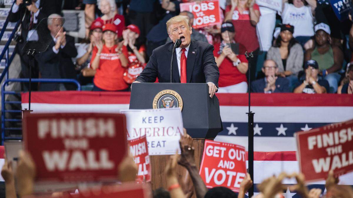 El presidente Donald Trump habla en un mitin en la Florida la semana pasada.  La nueva Cámara de Representantes que tomará posesión en enero no autorizará fondos para el muro fronterizo con México.