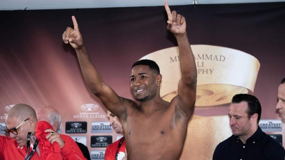 Yunier Dorticós (centro) celebra su triunfo ante el polaco Mateusz Masternak, el sábado 20 de octubre de 2018 en Orlando, Florida.