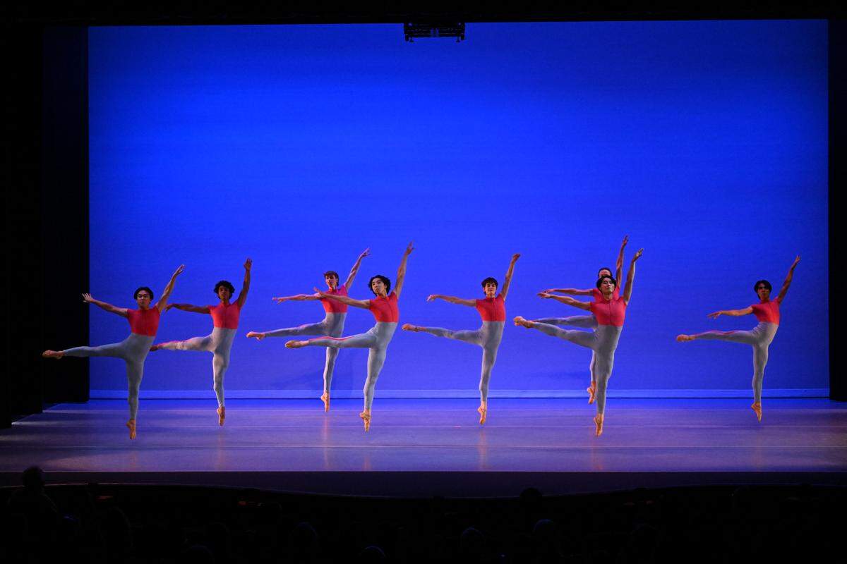 Los bailarines de Arts Ballet Theatre of Florida en “Vuelo”, de Vladimir Issaev.