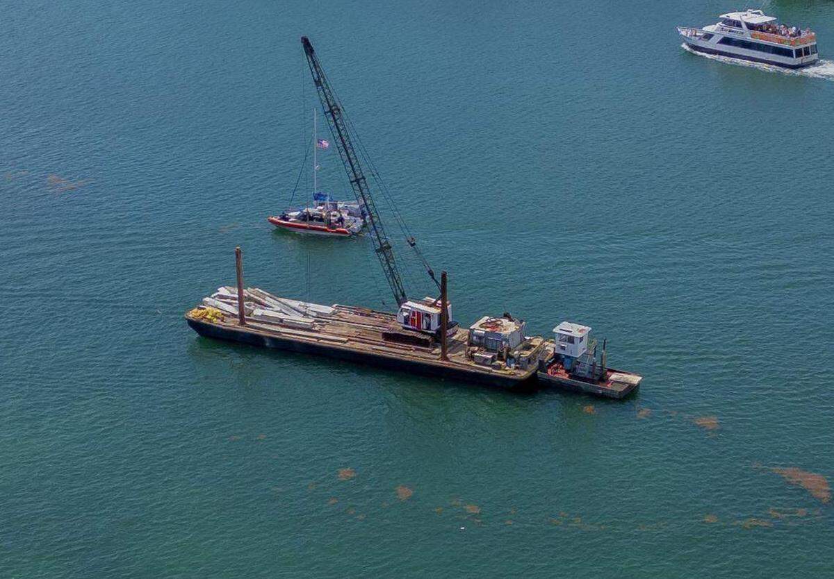 Vista de una barcaza que chocó contra un velero que se hundió frente a la isla Hibiscus de Miami Beach, en la Bahía de Biscayne, el lunes 28 de julio de 2025. Dos niñas murieron y otros dos se encuentran en estado crítico en el Hospital Jackson Memorial, informaron las autoridades.