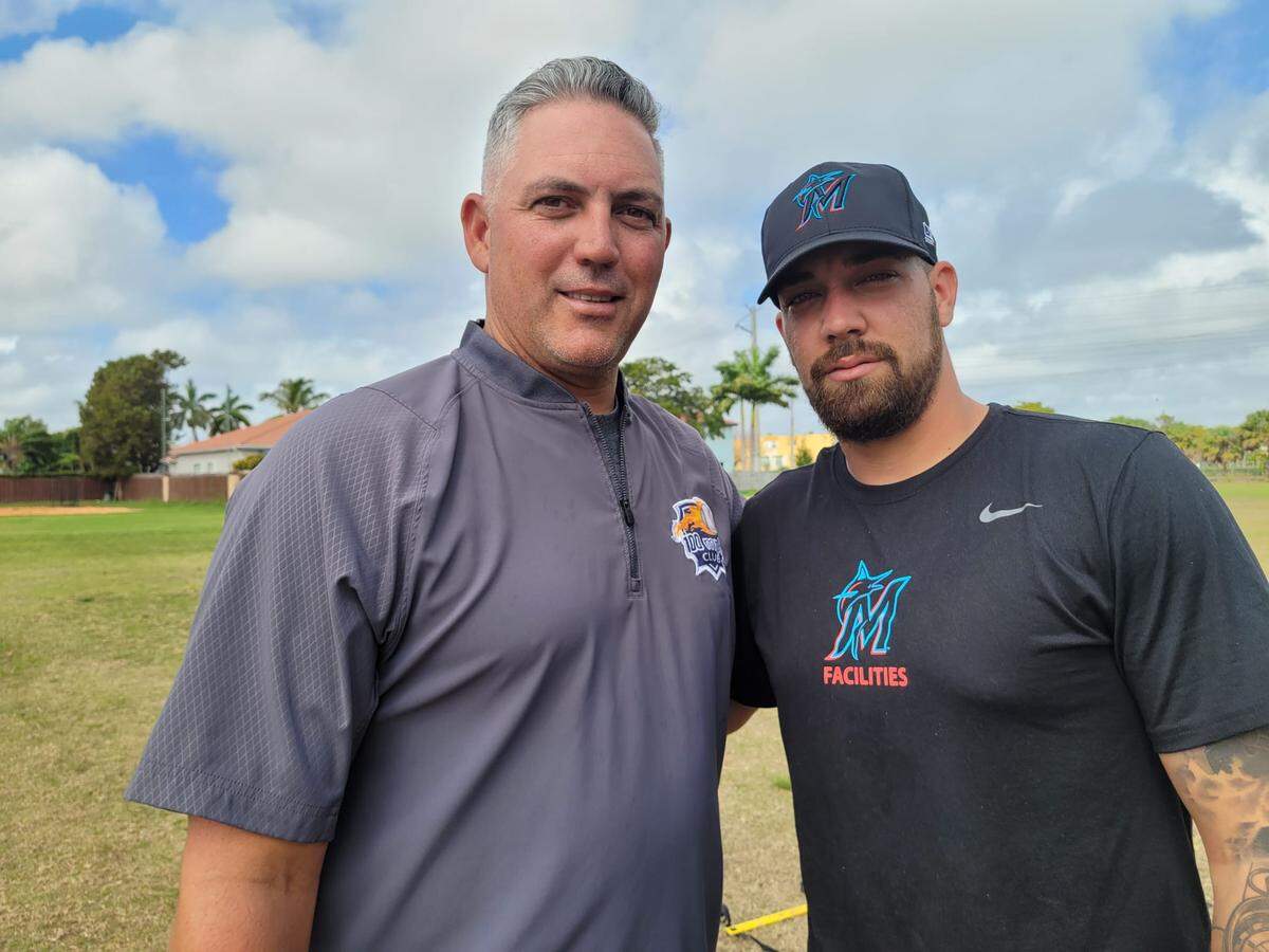 Dairon Alpízar Duke (der.) y su entrenador Maels Rodríguez.