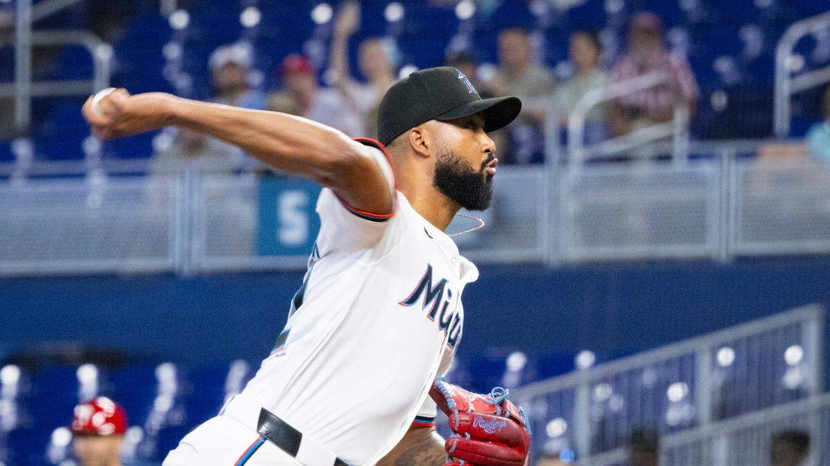El abridor de los Marlins Sandy Alcántara lanza en el primer inning del partido ante los Filis de Filaldelfia, celebrado el 16 de junio de 2025 en Miami.