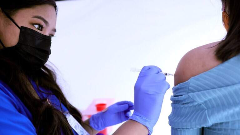 ¿Por qué más mujeres se vacunan si son los hombres los que más mueren por COVID-19?