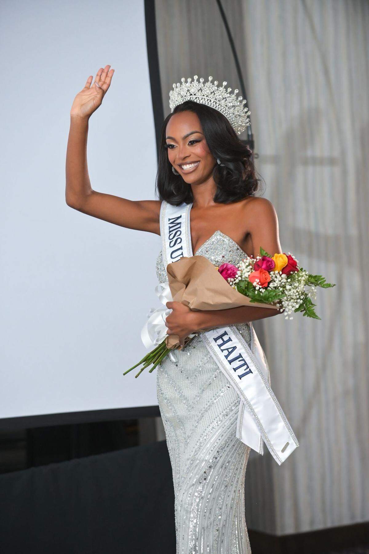 Melissa Queenie Sapini, la nueva Miss Universe Haiti, tiene experiencia en concursos de belleza en Estados Unidos, donde representó a su estado natal, Massachusetts, en el Miss USA 2024 y quedó entre las 10 finalistas