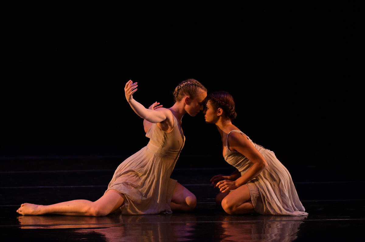 Selah Jane Oliver y Miranda Montes de Oca en “Landscapes”, de Donna Goffredo Murray. 
