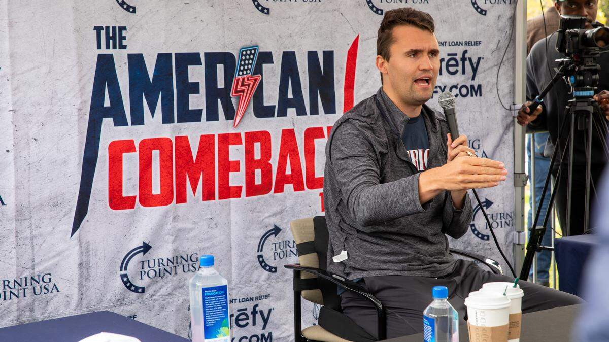 El activista de derecha Charlie Kirk debate con estudiantes de CSUN durante la parada de su gira American Comeback en CSUN, en Northridge, California, el 6 de marzo de 2025.